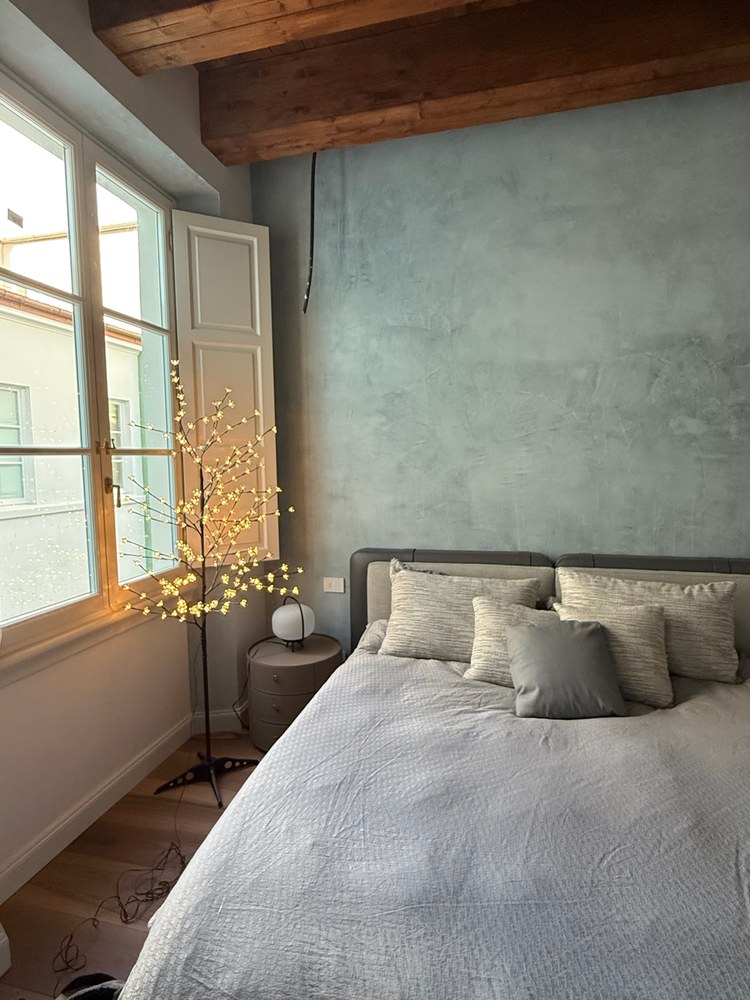 Third bedroom — Venetian plaster walls